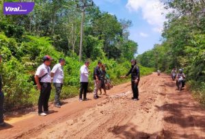 Kepala Dinas PUPR OKI, Ir. Man Winardi, MT memantau pelaksanaan perbaikan jalan Lebung Batang-Tulung Selapa, Rabu, (23/3/2022). Foto : viralsumsel.com/fir