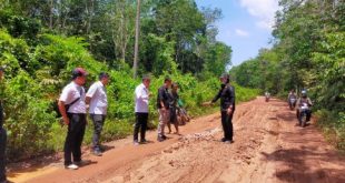 Kepala Dinas PUPR OKI, Ir. Man Winardi, MT memantau pelaksanaan perbaikan jalan Lebung Batang-Tulung Selapa, Rabu, (23/3/2022). Foto : viralsumsel.com/fir