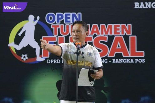 Ketua DPRD Babel Herman Suhadi beserta jajaran pimpinan DPRD, buka Turnamen Futsal di GOR Depati Bahrin, Pangkalpinang, Selasa (15/03/2022). Foto : viralsumsel.com/ion