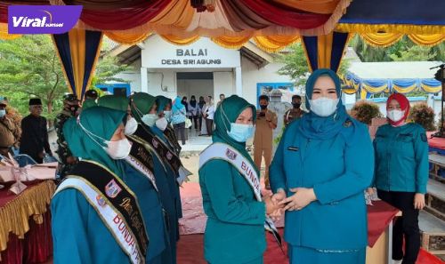 Ketua TP PKK Banyuasin, dr. Sri Fitriyanti Askolani dalam pelantikan dan Pengukuhan Ketua TP PKK Desa, Duta Cegah Stunting dan Bunda Paud Desa/ Kelurahan, Selasa (22/3/2022). Foto : viralsumsel.com/lam