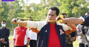 Bupati Banyuasin H Askolani ikuti lomba olahraga tradisional di Halaman Kantor Bupati Banyuasin, Rabu (23/03/2021). Foto : viralsumsel.com/lam