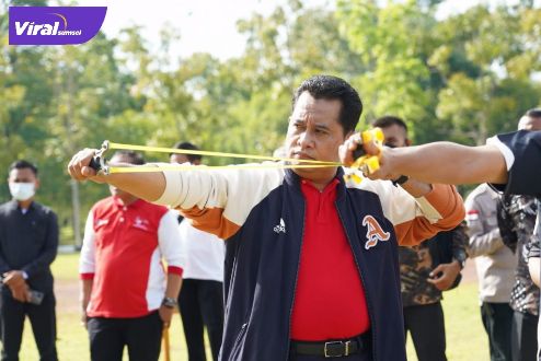 Bupati Banyuasin H Askolani ikuti lomba olahraga tradisional di Halaman Kantor Bupati Banyuasin, Rabu (23/03/2021). Foto : viralsumsel.com/lam