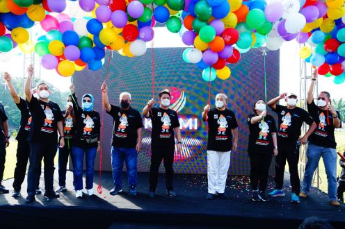 Pelepasan 1.700 balon ke udara dalam rangkaian acara 100 hari menuju Fornas VI di Griya Agung, Rabu (23/3/2022) pagi. Foto : viralsumsel.com/ion