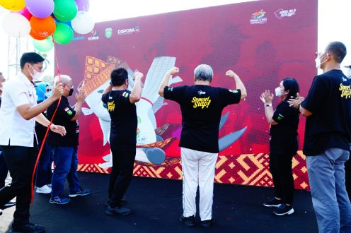Gubernur Sumsel H Herman Deru berasama Ketua KORMI Nasional Hayono Ismam dan Ketua KORMI Sumsel Hj Samamtha Tivani HD, launching 100 hari menuju Fornas di Griya Agung, Palembang, Rabu (23/3/2022). Foto : viralsumsel.com/ion