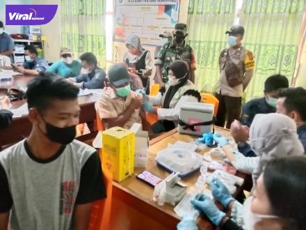 Sejumlah warga melaksanakan Serbuan Vaksinasi Nasional di wilayah Kecamatan Sungai Menang, Kabupaten Ogan Komering Ilir (OKI), Rabu (23/3/2022). Foto : viralsumsel.com/ion