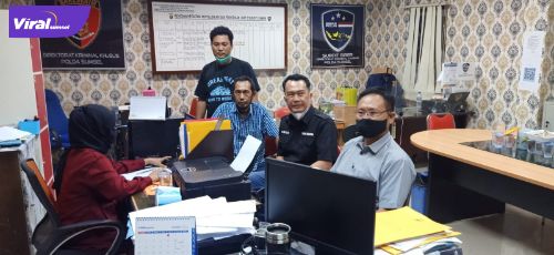 Pemred SN dan Koransn.com, Agus Harizal ST, melapor ke Polda Sumsel, Rabu (23/3/2022). Foto : viralsumsel.com/jmsi
