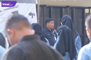 Sekretaris DPRD Kepulauan Babel, M Harris AR AP memberi arahan kepada PHL di Sekretariat DPRD Babel di Halaman Kantor DPRD Babel, Selasa, (1/3/2022). Foto : viralsumsel.com/ion