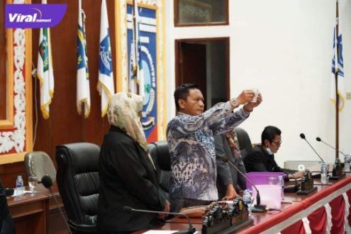 Ketua DPRD Bangka Belitung Herman Suhadi, pimpin rapat pemilihan pimpinan AKD, Kamis (17/3/2022). Foto : viralsumsel.com
