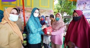 Ketua TP. PKK Kabupaten OKU Timur dr. Sheila Noberta, Sp.A., M.Kes., memberikan bantuan korban musibah angin puting beliung di Kecamatan Cempaka, Senin (21/3/2022. Foto : viralsumsel.com/ril