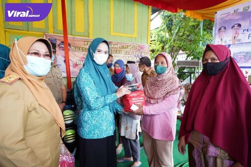 Ketua TP. PKK Kabupaten OKU Timur dr. Sheila Noberta, Sp.A., M.Kes., memberikan bantuan korban musibah angin puting beliung di Kecamatan Cempaka, Senin (21/3/2022. Foto : viralsumsel.com/ril