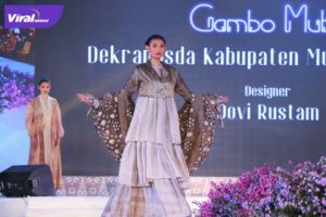 Lenggak lenggok tampak model tinggi semampai jumputan Gambo Muba pada kegiatan Kriya Sriwijaya Fashion Parade 2022 di Hotel Arya Duta , Rabu (23/3/2022). Foto : viralsumsel.com/dev