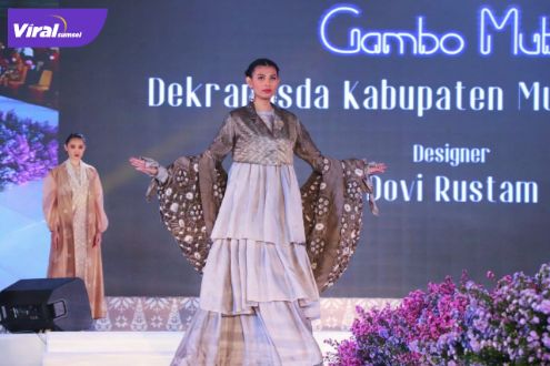 Lenggak lenggok tampak model tinggi semampai jumputan Gambo Muba pada kegiatan Kriya Sriwijaya Fashion Parade 2022 di Hotel Arya Duta , Rabu (23/3/2022). Foto : viralsumsel.com/dev