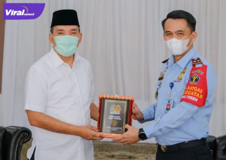 Plt Bupati Muba Beni Hernedi bersama Kepala Devisi Imigrasi Kanwil Kemenkumham Sumsel Herdaus SH MH. Foto : viralsumsel.com/dev
