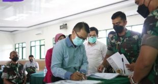 Dekan Ilmu Komputer UBD, Dedi Syamsuar MIT PhD di sela kegiatan MoU dan MoA serta Penutupan pelatihan pembuatan aplikasi kepada prajurit TNI di lingkungan Korem 044/Gapo, Rabu (23/3/2022). Foto : viralsumsel.com