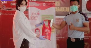 Kepala Divisi Pemasyarakatan Kanwil Kemenkumham Sumsel, Bambang Haryanto, menyerahkan kantung darah pada petugas PMI, Kamis (24/3/2022). Foto : viralsumsel.com