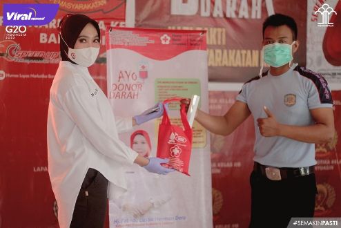 Kepala Divisi Pemasyarakatan Kanwil Kemenkumham Sumsel, Bambang Haryanto, menyerahkan kantung darah pada petugas PMI, Kamis (24/3/2022). Foto : viralsumsel.com