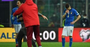 Para pemain Timnas Italia tertunduk lesu paska dikalahkan Makdeonia Utara dengan skor tipis 1-0, Jumat (25/3/2022) dini hari WIB tadi. Foto : footballitalia