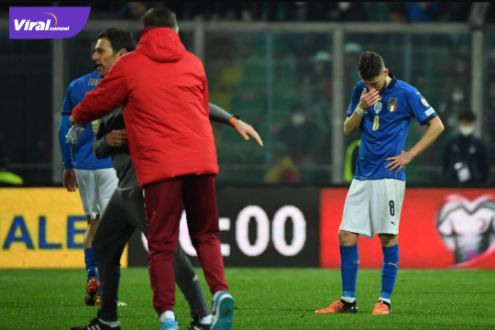 Para pemain Timnas Italia tertunduk lesu paska dikalahkan Makdeonia Utara dengan skor tipis 1-0, Jumat (25/3/2022) dini hari WIB tadi. Foto : footballitalia
