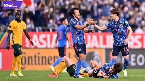 Penyerang Jepang Kyogo Furuhashi (kanan) selebrasi bersama rekan setimnya setelah memenangkan pertandingan lawan Australia di Stadion Saitama, Selasa (12/10/2021). Foto : net