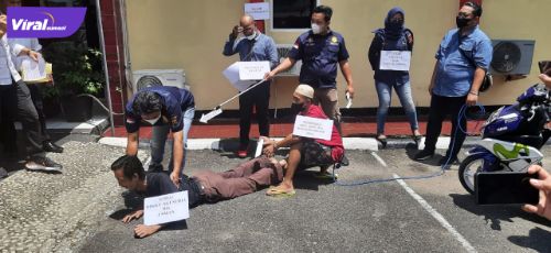 Rekonstruksi kasus pembunuhan yang menewaskan Dikky Agustria di depan mini market, Jalan Radial, Kelurahan 24 Ilir, Kamis (24/3/2022). Foto : viralsumsel.com/kai