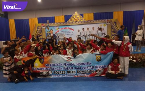 Karateka kontingen Polres OKI pose bersama usai raih juara umum 2 kejuaraan The Champion, Herman Deru, Open dan Festival Karate Piala tingkat Provinsi, Minggu (28/3/2022) malam. Foto : viralsumsel.com/fir