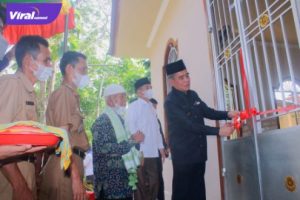 Wakil Bupati Ogan Ilir H. Ardani S.H M.H didampingi Kepala Bagian Kesra Ogan Ilir dan Camat Tanjung Batu Meresmikan secara langsung Musholah Al Amanah, Senin (28/03/2022). Foto : viralsumsel.com/jun