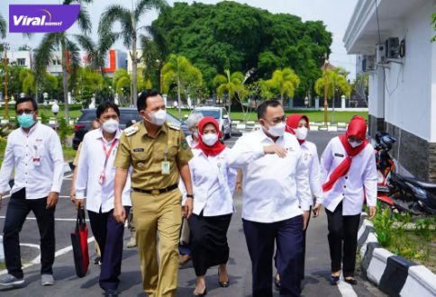 Sekretaris Jenderal PMI Pusat H. Sudirman Said, M.B.A didampingi Walikota Prabumulih H Ridho Yahya membuka bimbingan teknik penerapan aplikasi MIS dan SIAMO dalam migrasi menuju digitalisasi pelayanan PMI Kota Prabumulih, Selasa (29/3/2022). Foto : viralsumsel.com/mal
