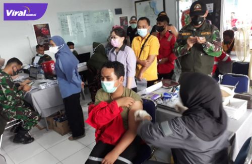 Pelayanan Vaksinasi mobile yang diselenggarakan Kodim 0402/Oki bekerjasama dengan PT. Sinar Mas di Kantor Fire Base Sungai Baung, OKI, Selasa (29/03/2022). Foto : viralsumsel.com/fir