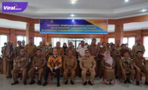 Wakil Bupati OKI Djakfar Sodiq pose bersama usai kegiatan pembinaan penerapan Sistem Merit dalam rangka mewujudkan ASN di Ruang Rapat Bende Seguguk 1, Rabu (30/3/2022). Foto : viralsumsel.com/fir
