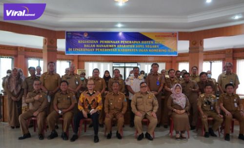 Wakil Bupati OKI Djakfar Sodiq pose bersama usai kegiatan pembinaan penerapan Sistem Merit dalam rangka mewujudkan ASN di Ruang Rapat Bende Seguguk 1, Rabu (30/3/2022). Foto : viralsumsel.com/fir