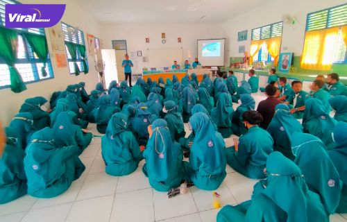 Suasana kegiatan sosialisasi dengan tema “Menjadi Milenial Yang Inovatif dan Kreatif di Era Kompotitif” di SMA 2 Unggulan Talang Ubi, pada Rabu (30/3/2022). Foto : viralsumsel.com/eko