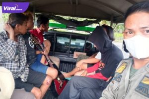 Sejumlah anak punk diangkut menggunakan kendaraan Sat Pol PP OKI, Selasa (29/3/2022). Foto : viralsumsel.com/fir