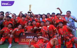Para pemain Sungai Keruh FC euforia usai meraih gelar juara Liga MCF u-20 2022. Foto : viralsumsel.com/dev