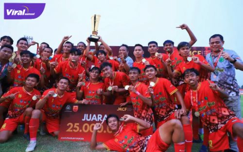 Para pemain Sungai Keruh FC euforia usai meraih gelar juara Liga MCF u-20 2022. Foto : viralsumsel.com/dev