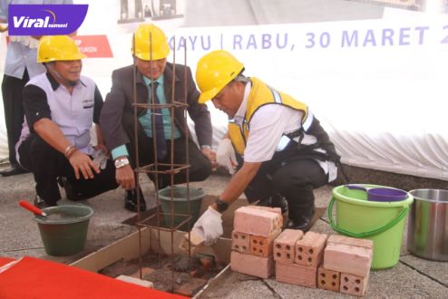Sekretaris Daerah Kabupaten Muba Drs H Apriyadi MSi melakukan Peletakan Batu Pertama (Ground Breaking) Pembangunan Kolam Renang Hotel Grand Ranggonang, Rabu (30/3/2022). Foto : viralsumsel.com/dev