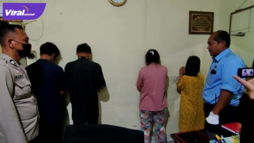 Dua asisten rumah tangga diamankan polisi setelah memasukan dua laki-laki ke kamar. Foto : viralsumsel.com/kai
