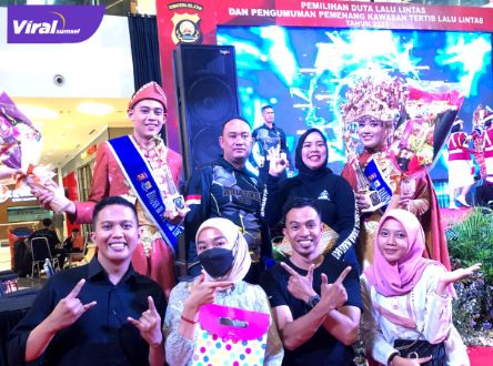 Dua pelajar SMA N 2 Unggulan Talang Ubi saat mengikuti Pemilihan Duta Lalu Lintas Provinsi Sumsel di OPI Mal Palembang, 28-29 Maret 2022. Foto : viralsumsel.com/eko