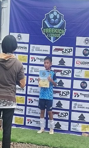 Bomber SSB SAS Muhamad Jepriansyah jadi pemain terbaik pada laga perdana Freekick J-League U-13 Palembang 2022. Foto : viralsumsel.com/ion