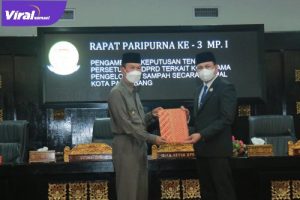 Walikota Palembang Harnojoyo Saat Menerima Hasil Pandangan Fraksi-Fraksi Yang Diserahkan Oleh Ketua DPRD Palembang Zainal Abidin SH. Selasa (1/3/2022), Foto : Viralsumsel/Noto