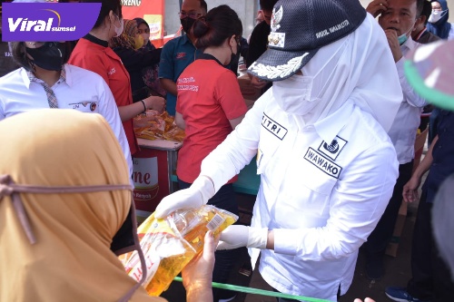Wakil Walikota Palembang Fitrianti Agustinda bagikan minyak goreng di halaman parkir Pasar Tradisional  Tangga Buntung, Rabu (2/3/2022) pagi. Foto : viralsumsel.com/nto