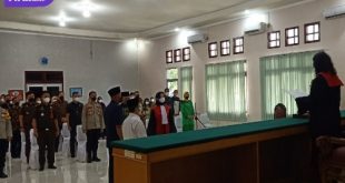 Wakil Ketua Melissa SH MH dilantik Ketua Pengadilan Negeri Kayuagung Tira Tirtona SH MHum, kemarin (1/3/2022). Foto : viralsumsel.fia