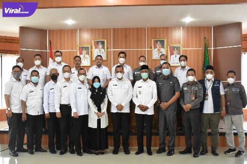 Plh. Bupati OKU, Drs. H. Edward Chandra, MH kunjungan kerja pengelolaan Komunikasi publik di Kabupaten OKI. Foto : viralsumsel.com/fia