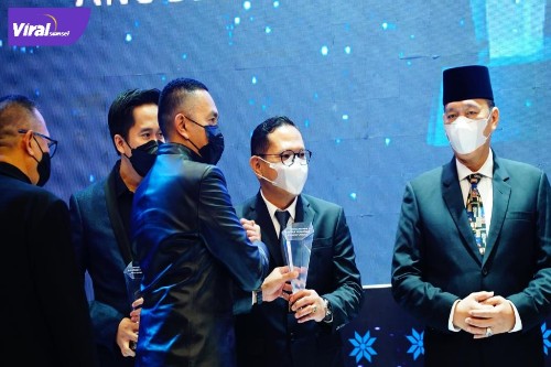 Advokat Firdaus Hasbullah S.H menerima penghargaan Anugerah Lintas Politika Award 2022 Malam Sejuta Impian untuk Negeri di Hotel The Zuri, Rabu (2/3/2022) malam. Foto : viralsumsel.com/ion