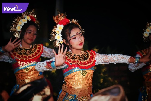 Tampilan tari dalam acara seremonial menyambut Hari Raya Nyepi di Pure Buana Sakti Desa Suka Maju, Plakat Tinggu, Kamis (2/3/2022). Foto : viralsumsel.com/dev
