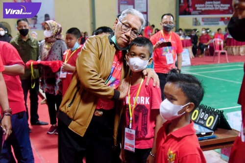 Wakil Bupati Banyuasin Slamet Somosentono membuka secara resmi Kejuaraan Badminton Banyuasin Beregu PB. Bangkit Cup II 2022 Se-Kabupaten Banyuasin, Jumat malam (4/3/2022). Foto : viralsumsel.com/ion