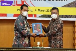 Bupati Banyuasin H Askolani menyerahkan LKPD pada BPK RI perwakilan Sumsel. Foto : viralsumsel.com/nto