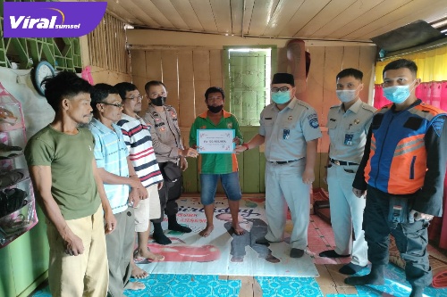 Cik Ali seorang pejalan kaki yang mengalami kecelakaan terserempet Kereta Api jurusan Baturaja – Tanjung Karang di dekat perlintasan 47A arah Kebun Jati pada hari Jumat, 4 Maret 2022. Foto : Viralsumsel/Nto Cik Ali seorang pejalan kaki yang mengalami kecelakaan terserempet Kereta Api jurusan Baturaja – Tanjung Karang di dekat perlintasan 47A arah Kebun Jati pada hari Jumat, 4 Maret 2022. Foto : Viralsumsel/Nto