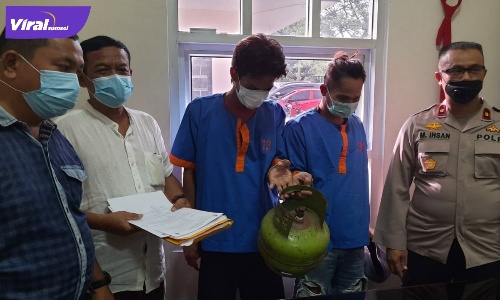Anggota Reskrim Polsek Ilir Barat II menangkap dua sekawan pelaku pencurian tabung gas di Jalan Sei Hitam, Lorong Sejahtera, Kelurahan Kemang Manis. Foto : viralsumsel.com/kai