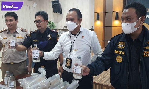 Kantor Bea Cukai Palembang bersama Tim Satgas Benih Bening Lobster (BBL) Polda Sumsel menggagalkan penyelundupan 183.700 ekor benih bening lobster di perairan Sungai Musi. Foto : viralsumsel.com/kai