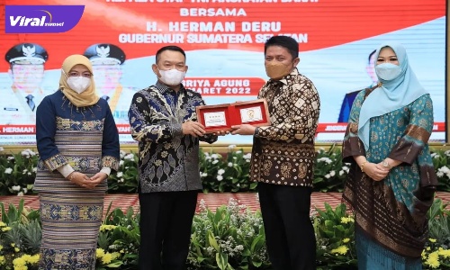 KSAD Jenderal TNI Dudung Abdurachman SE. MM bersama Gubernur Sumsel Herman Deru di sela Ramah Tamah dengan Gubernur Sumsel H. Herman Deru beserta Forkopimda Sumsel, di Griya Agung, Senin (7/8/2022) malam. Foto : viralsumsel.com/win